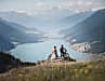 2. Die vielleicht meist fotografierte Stelle des Dreiländerecks: Der legendäre "Aussichtsfelsen", von dem aus man freien Blick auf den Reschensee und den dahinter thronenden Ortler genießt.