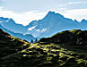Matterhorn, Monte Rosa, Grand Combin – Das sind nur die markantesten Gipfel. Im Wallis warten 41 Viertausender: Freerider Ludo May und Stephen Matthiews machen kurze Pause vor der Gipfelkulisse von Verbier.

  