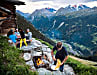 Raclette geht auch draußen über dem offenen Feuer – Abendessen hoch über den Dächern von Verbier.