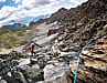 Abrutschen verboten – die seilgesicherten letzten 70 Höhenmeter zum Col Malatrà hinauf. Oben wartet eine kleine Mutprobe und ein gigantischer Ausblick ins Mont-Blanc-Massiv.