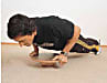 Liegestütz

Trainiert Brust, vordere Schulter und Trizeps. Durchführung: Fußspitzen am Boden. Greifen Sie den Kreisel mittig und stützen Sie sich an der breitesten Stelle mit gestreckten Armen ab. Nun die Arme gleichmäßig beugen, bis der gestreckte Körper über dem Kreisel ist. Arme wieder strecken, dabei die Wirbelsäule stabilisieren (gerader Körper!). Anfänger führen diese Übung auf den Knien durch.

Pensum: 1 - 3 Mal 10 - 30 Wiederholungen.