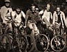 Die wilde Gang vom Mount Tamalpais: Joe Breeze (2. v. r.), Gary Fisher und Charlie Kelly (3. u. 4. v. r.) gelten als die Erfinder des Mountainbike-Sports. Das Entwicklungslabor der ersten Bikes war die Schotterpiste des Repack.