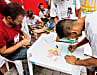 Rennchef Thiago Gomes (rotes Shirt) bringt nicht nur Stimmung, sondern auch Geld in die Fevelas.