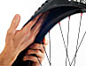 3. Entfernen Sie den defekten Fahrradschlauch und suchen Sie den Reifen innen (durch Tasten mit der Hand) und außen auf Fremdkörper ab. Dornen, Steinchen oder ähnliches müssen entfernt werden, bevor Sie den neuen Schlauch einlegen. 