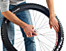6. Legen Sie den angepumpten Fahrradschlauch als nächstes, ohne zu verdrehen, sorgfältig in den Reifen. Achten Sie im Gelände darauf, dass Sie keinen Schmutz oder kleine Steinchen mit einbauen, die den Schlauch beschädigen könnten.