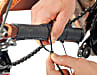 (2) Kabelbinder fixieren den Rennradreifen sicher an der Kettenstrebe. Richten Sie die Kabelbinder nach unten innen aus, so können sie nicht an der Wade kratzen.