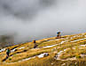 Abruzzen: Etwa am Wadenansatz des italienischen Stiefels türmen sich die bis zu 2912 Meter hohen Abruzzen. Ein im Sommer sehr verlassenes, karstiges Teilgebirge des Apennin. Sehr unitalienisch verfangen sich hier gern Regenwolken. Daher ist es wichtig, dass man nur bei gutem Wetter und früh morgens aufbricht, um auf den Pfaden entlang der Berggrate zu balancieren. Bei Nebel oder Gewitter besteht in der baumlosen Gipfelregion Lebensgefahr. Unterschlupf bieten vereinzelte Rifugios, mit oft überraschend liebevoll geführter Küche. | Stefan Stuntz, alias "Der Alpenzorro", hat die Erfahrungen seiner Abruzzen-Durchquerung sehr informativ und lesenswert in BIKE beschrieben.