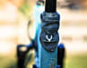 Transalp Bikes Signature 3 AM LTD 2.0: Der Gummiüberzieher hält Schmutz und Feuchtigkeit draußen und die Stütze damit knarzfrei.
