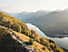 Mit den ersten Sonnenstrahlen am Gipfel des Monte Censos. Der Berg belohnt mit Aussicht und Supertrail.