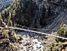 Die Hängebrücken über den wilden La Brancla im Val Sinestra versprühen Nepal-Flair.