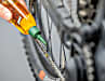 Sind E-Bike und Antrieb sauber und trocken, kann man mit dem Nachschmieren oder Ölen beginnen.