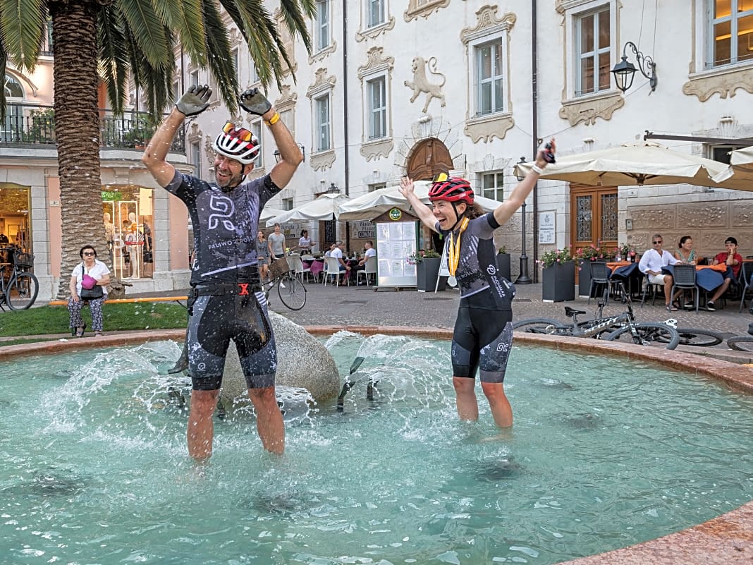 Geschafft, yeah! Die Ankunft in Riva sorgt jedes Mal für eine Eruption der Glückshormone. Wer nicht direkt in den Gardasee springt, badet einfach im Brunnen in der Altstadt von Riva.