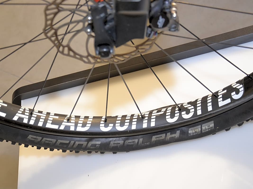 Bike Ahead Composites liefern die Felge - der Platten kommt von allein.
