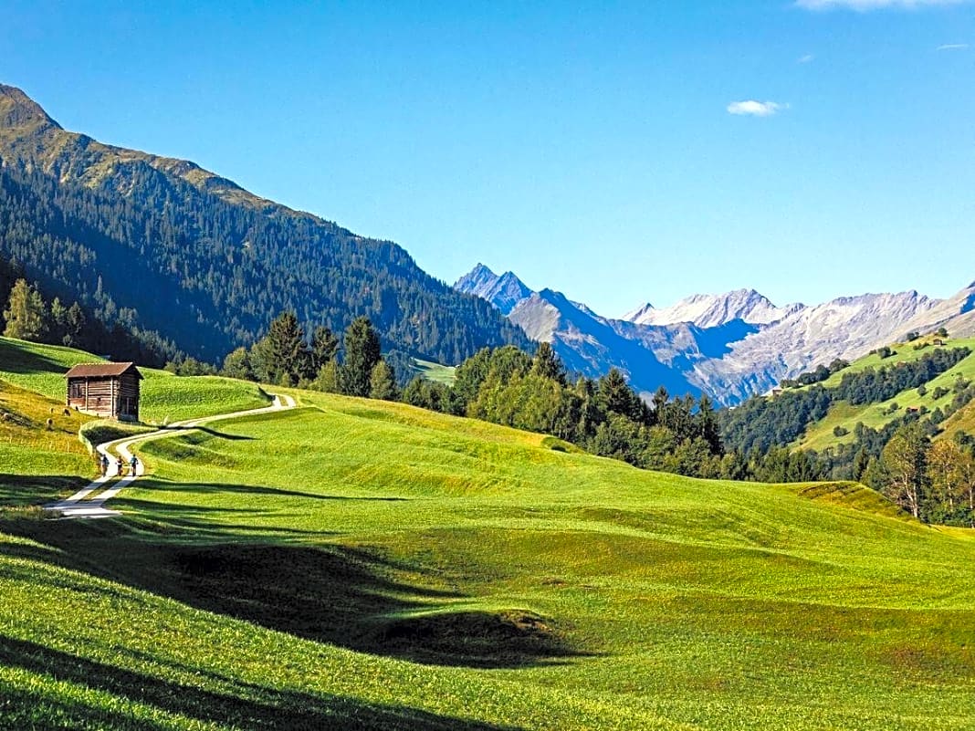 Weiche Hügel statt harte Gletscher - auch das ist die Schweiz. Das Rheintal hat zwar durchaus seine Höhen, das Klima ist jedoch angenehm mild, speziell im geschützten Val Lumnezia. Auch die Lifte im Bikepark Flims Laax öffnen schon früh in der Saison.