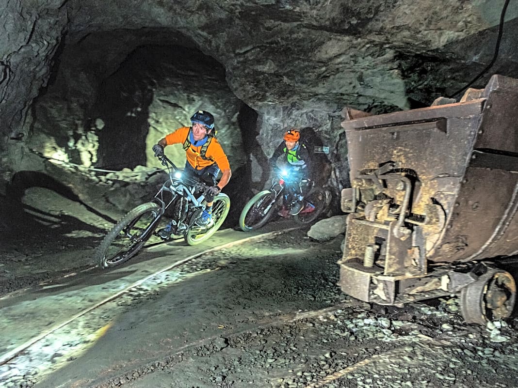 Bei einem Besuch des Schaubergwerks Miniera del Ginevra dürfen wir mit den E-Mountainbikes durch die stillgelegten Stollen räubern. Sieben Kilometer weit wurde das Netz bis auf 54 Meter unter den Meeresspiegel in den Felsen gehauen.

