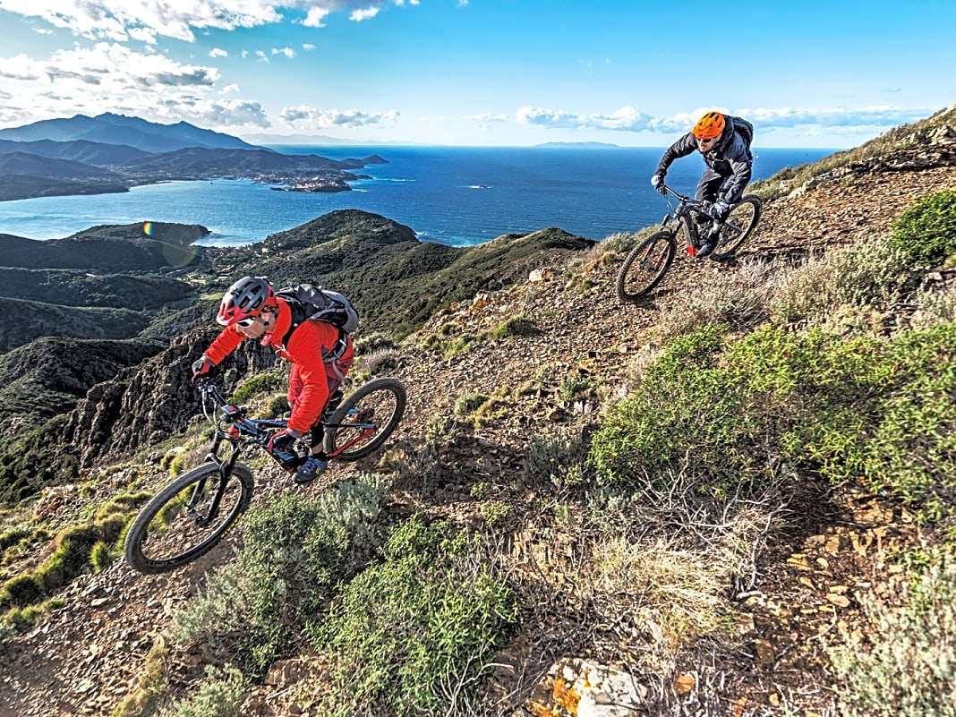 Trailsurfen mit malerischer Aussicht für Picco und Kay. Auf Elba ist der Kontrast aus Meer, Bergen und Trails allgegenwärtig.