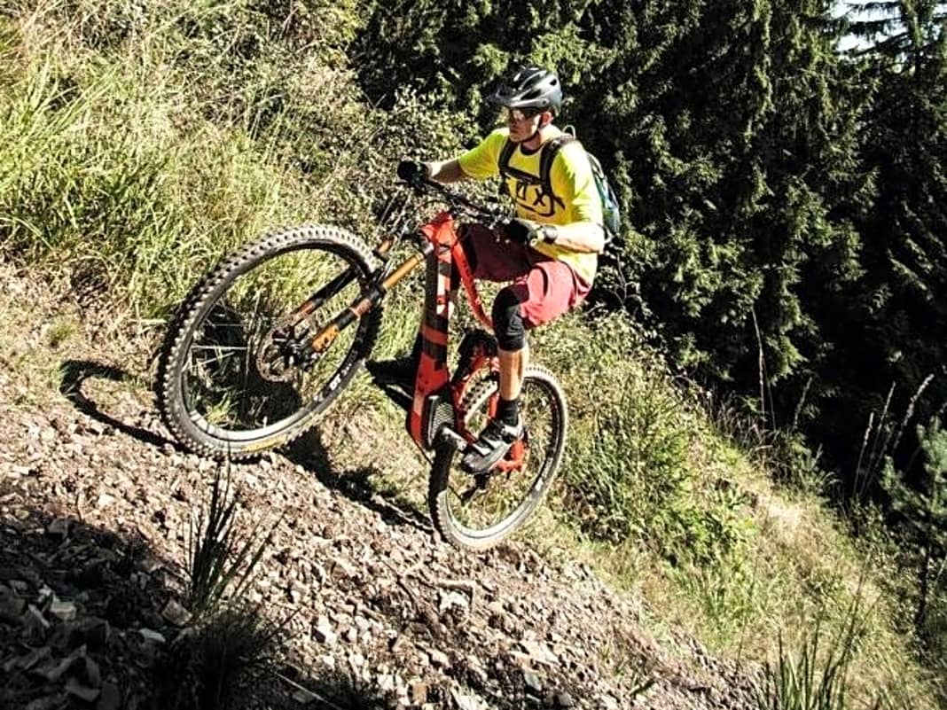 Was mit einem normalen Mountainbike bei Puls 180 und Verlust der Traktion endet, macht mit Booster richtig Spaß: der sacksteile Bielstein-Trail mal anders rum.