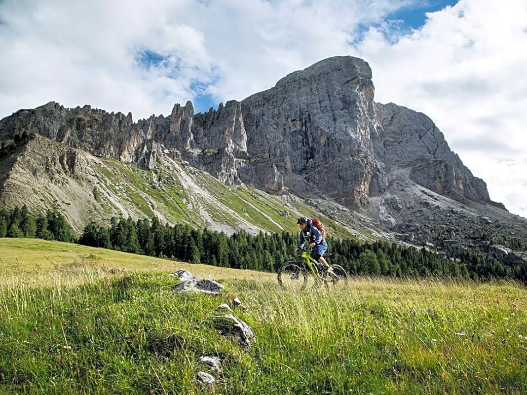 Sanfte Wiesen, schroffe Gipfel - auf der Route östlich des Brenners wechselt das Panorama ständig.