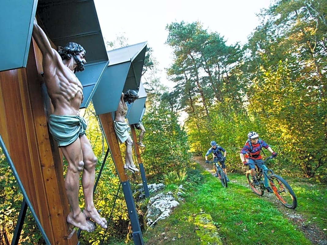Glaube und Tradition sind im Bayerwald tief verwurzelt. Und E-Biker freuen sich über den Wurzel-Trail.