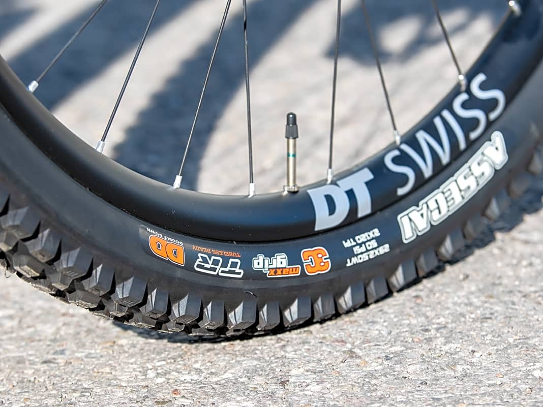 Auf Carbonfelgen von DT Swiss, die nun endlich auch für 140 Kilogramm zugelassen sind, drehen sich solide Maxxis-Reifen in der pannensicheren Double-Down-Ausführung.