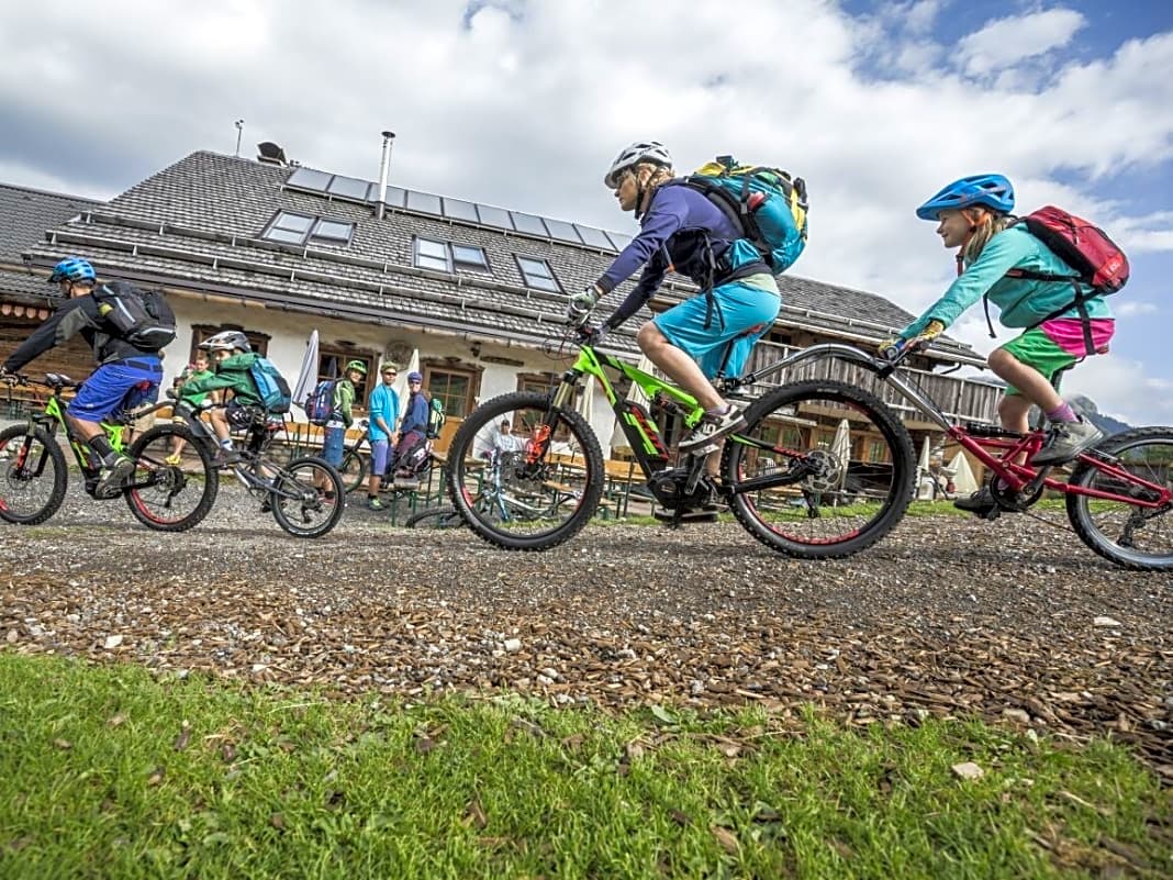 Family Groove: Eine Bike-Tour mit Kindern durch die Alpen? Das E-MTB macht's möglich.