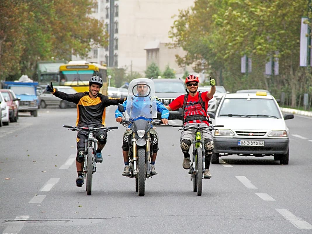 Motorrad-Shuttle durch Teheran - der schnellste Weg zum Trail.