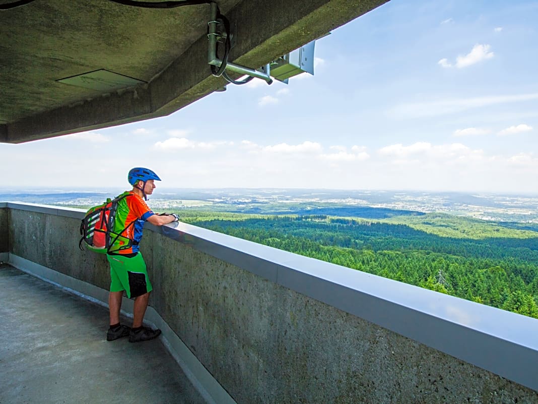 Das 360-Grad-Panorama auf dem Köppel-Aussichtsturm reicht vom Taunus bis ins Siebengebirge. Grüne Wellen mit höchstem Trail Potenzial.