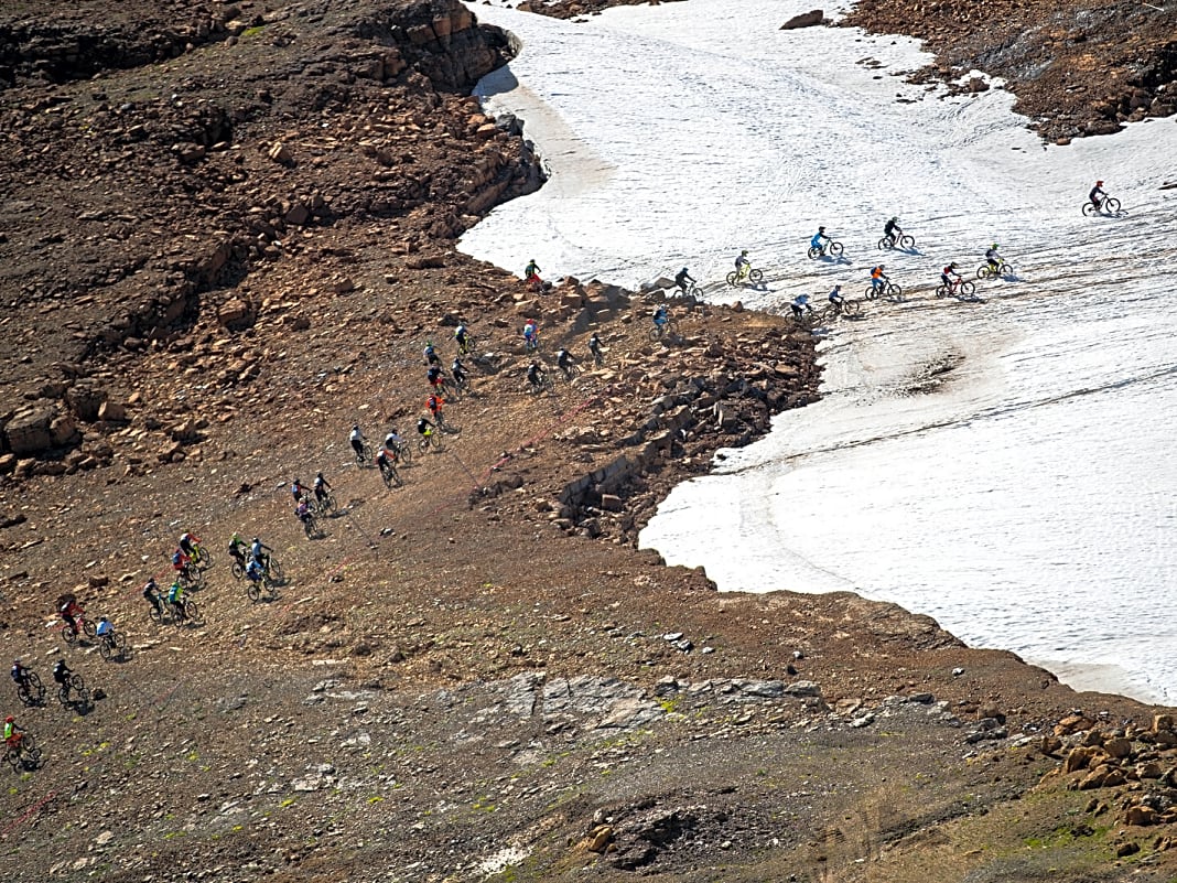 Für die schnellsten Fahrer blieb die kurze Schneezunge auf der Qualifikationsstrecke der einzige Kontakt mit dem Schnee. Das Hauptrennen am Sonntag wurde wegen Unwetter nicht auf dem Gletscher in 3330 Metern Höhe gestartet.