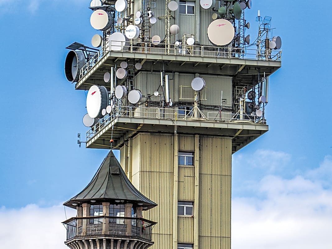 Relikte vergangener Zeiten: Am Gipfel des Keilbergs (Klínovec) steht ein malerischer, uralter Wachturm neben einem nicht ganz so alten und weniger schönen Funkturm. 