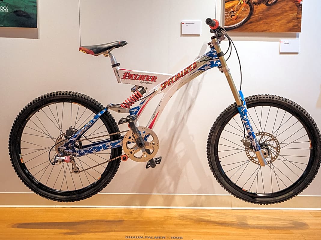 Ein Stück Firmengeschichte: Das legendäre Downhill-Bike von Shaun Palmer zählt natürlich zu den Exponaten im Firmenmuseum.

  
