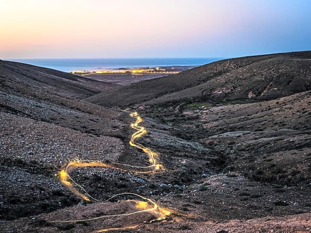 Früchte der Schaufelarbeit genießen. Auf Fuerteventura gibt es kein Wild, das man nachts stören könnte. Nightride auf dem Ziegenpfad nach Cotillo.