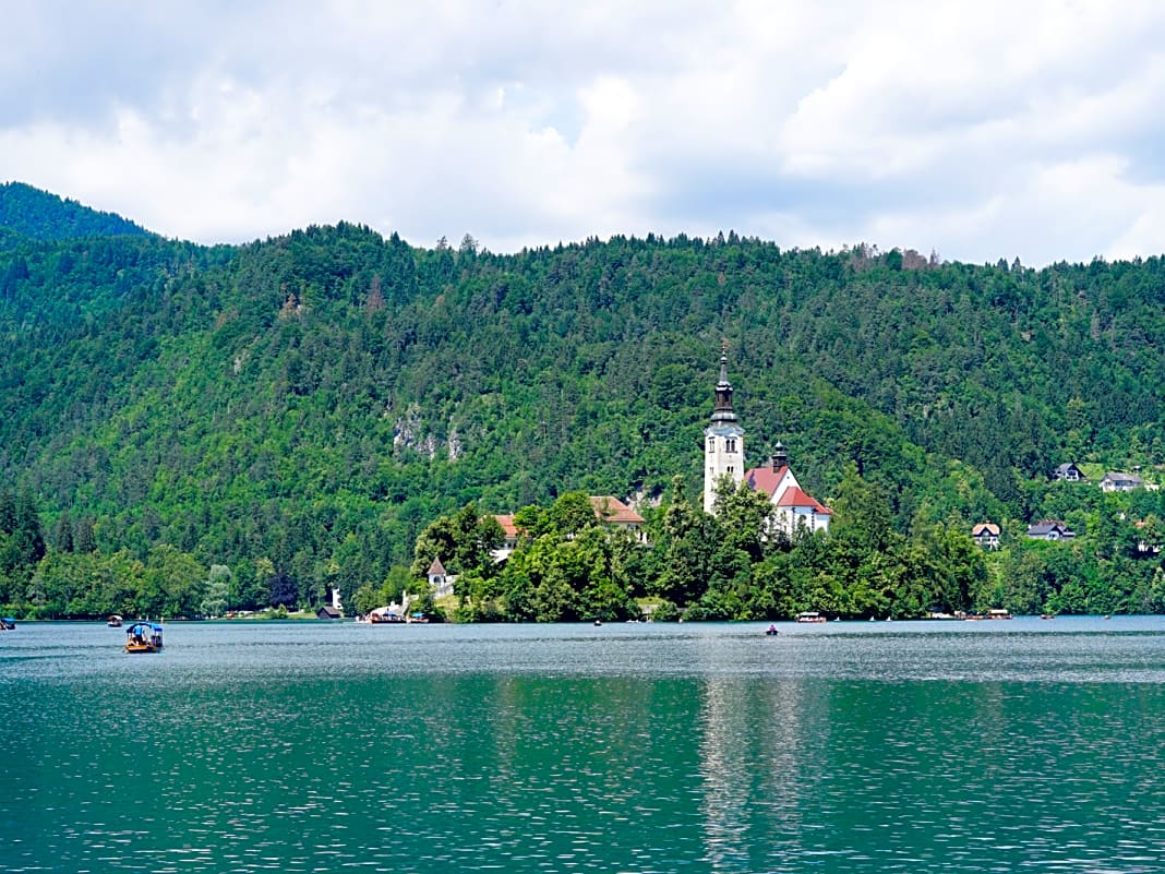 Liebreiz pur: Das Städtchen Bled am Bleder See ist bei Touristen aus aller Welt beliebt. Offiziell startet der Slovenia Loop in der Hauptstadt Ljubljana, doch wenn man von Deutschland aus anreist, bietet sich Bled an. Der Ort liegt nur wenige Kilometer hinter der Grenze zu Österreich.