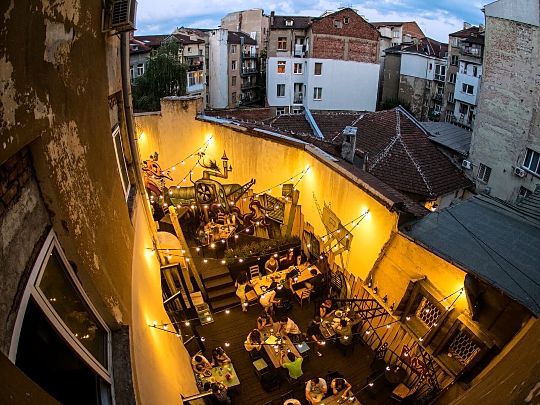 Rustikal gemütlich: Q-Ftetaria heißt unser Lieblingsrestaurant in der bulgarischen Hauptstadt. Die Fleischklöße sind ein Gedicht.