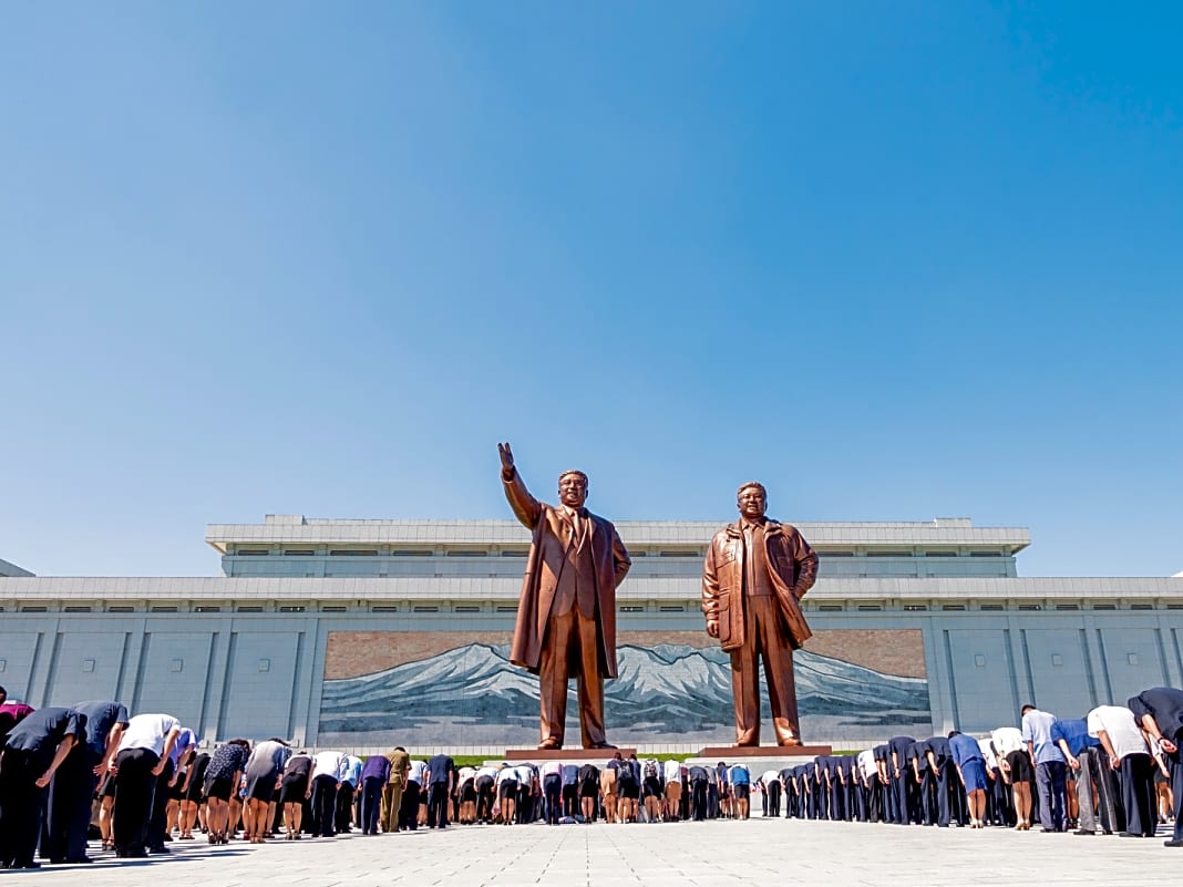 In der Hauptstadt verneigt man sich am Großmonument Mansudae vor den 20 Meter hohen Bronzefiguren von Kim Il-sung und Kim Jong-il.