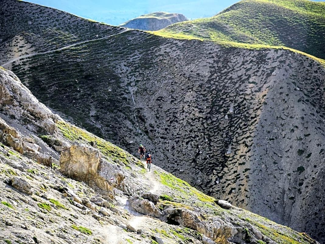 Ziemlich karg präsentiert sich die Landschaft oberhalb des Ofenpass’. Der Trail selbst ist ein Mix aus Flow und kurzen, technisch anspruchsvollen Stücken in grobem Geröll.