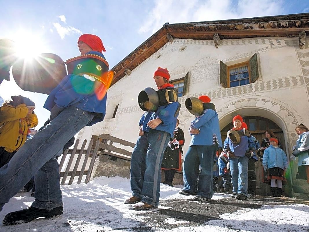 Chalandamarz heißt dieser uralte Brauch in Graubünden. Dabei binden sich die Schulkinder eine möglichst große "Plumpa" um und vertreiben damit rund um den 1. März die Wintergeister.