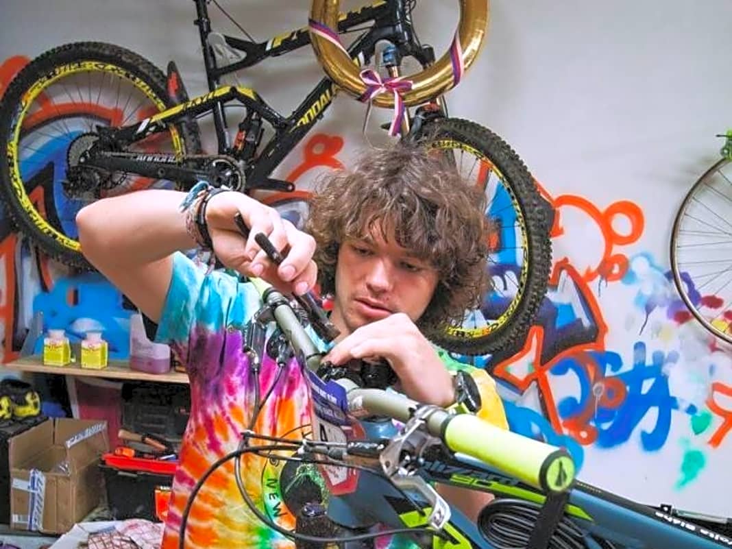 Vojta hat gerade die tschechische Enduro-Serie in der U21-Klasse gewonnen. Wenn er nicht auf dem Bike sitzt, schraubt er in seiner Garage.