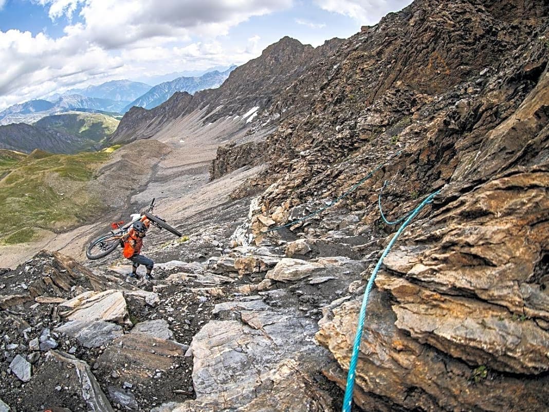 Abrutschen verboten – die seilgesicherten letzten 70 Höhenmeter zum Col Malatrà hinauf. Oben wartet eine kleine Mutprobe und ein gigantischer Ausblick ins Mont-Blanc-Massiv.