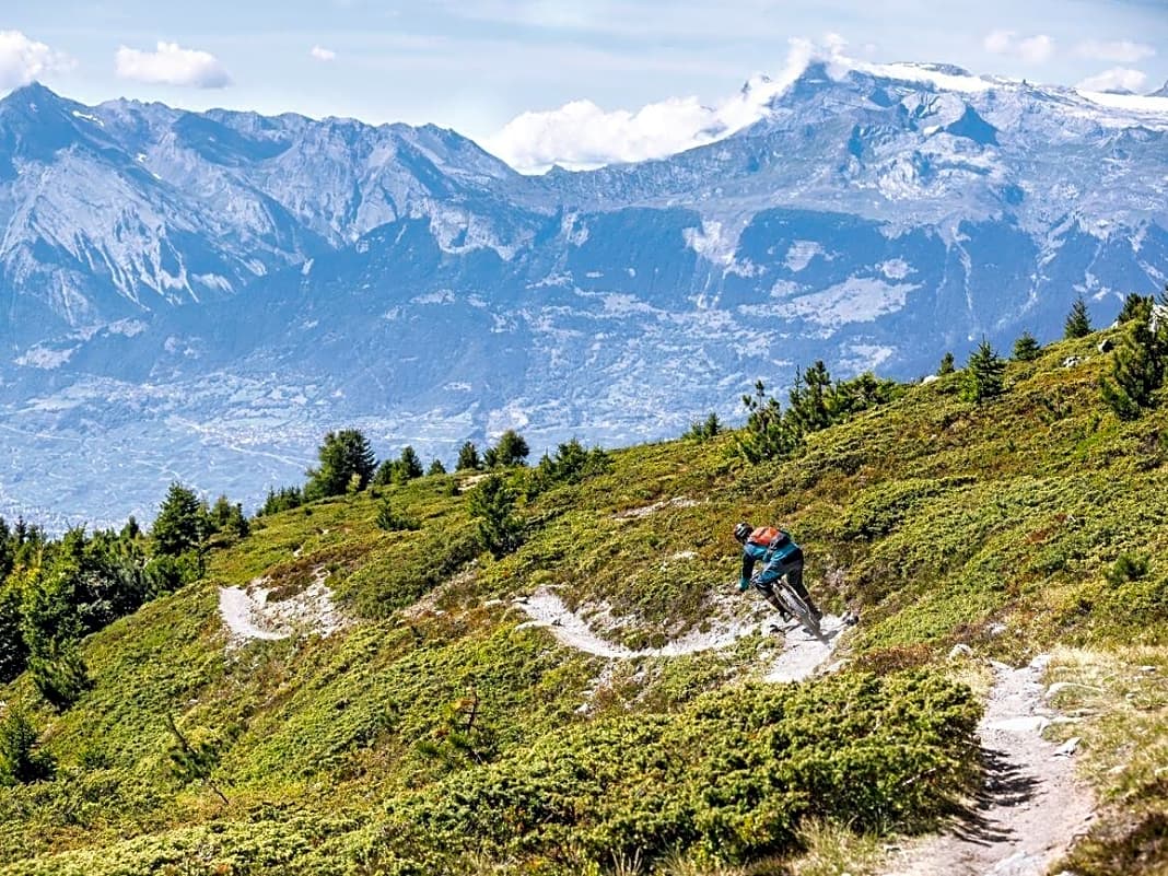 Der Monte Tamaro im Schweizer Tessin zieht seinen knapp 2000 Meter hohen Grat zwischen Lago Maggiore und Luganer See. Sein Abfahrts-Trail hat das größte Überraschungspotenzial aller fünf Trails.
