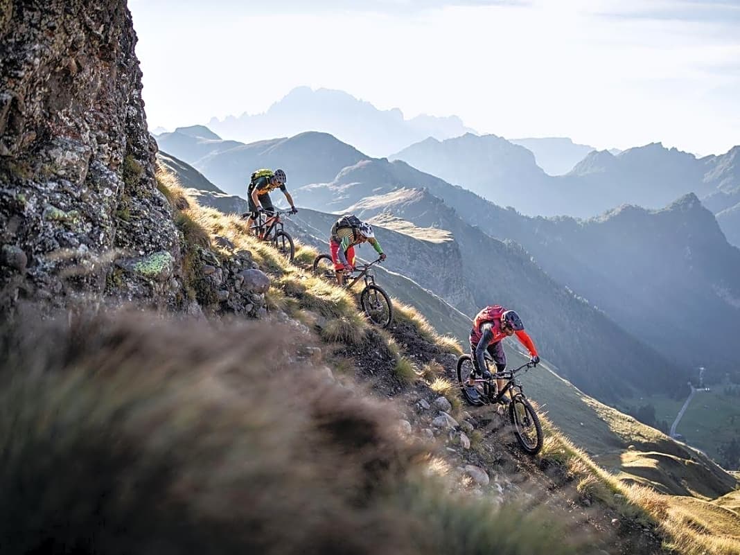 Die entlegensten Orte und besten Aussichten der Alpen liegen oft in unwegsamem Gelände. Enduros klettern zwar nicht schnell, scheuen dafür aber keine verblockten Trails oder steile Abfahrten. 