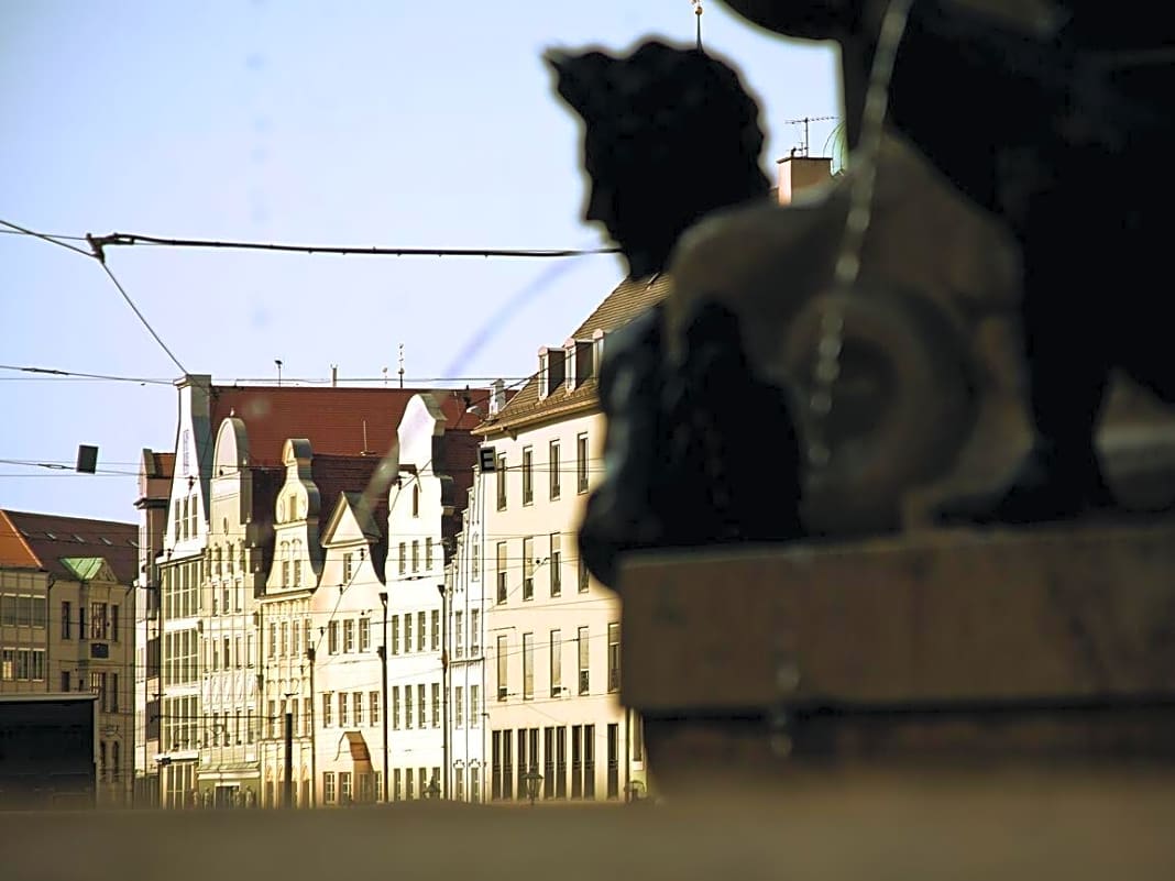 Historische Häuser in der Maximilianstraße. Für sein Wassermanagementsystem aus dem Jahr 1545 erhielt die Stadt jetzt von der UNESCO den Weltkulturerbe-Status.
