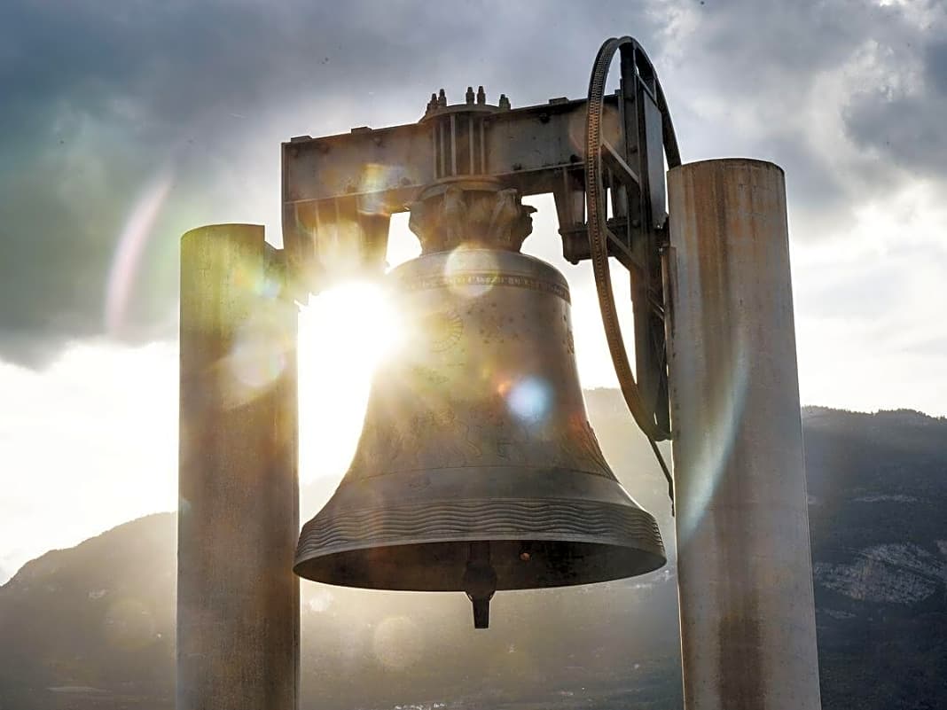 Die Gefallenenglocke Maria Dolens ist angeblich die fünftgrößte frei schwingende Glocke weltweit und wurde zum Teil aus alten Kanonenrohren gegossen. Sie schlägt jeden Abend 100 Mal und soll damit an die Toten aller Kriege erinnern.