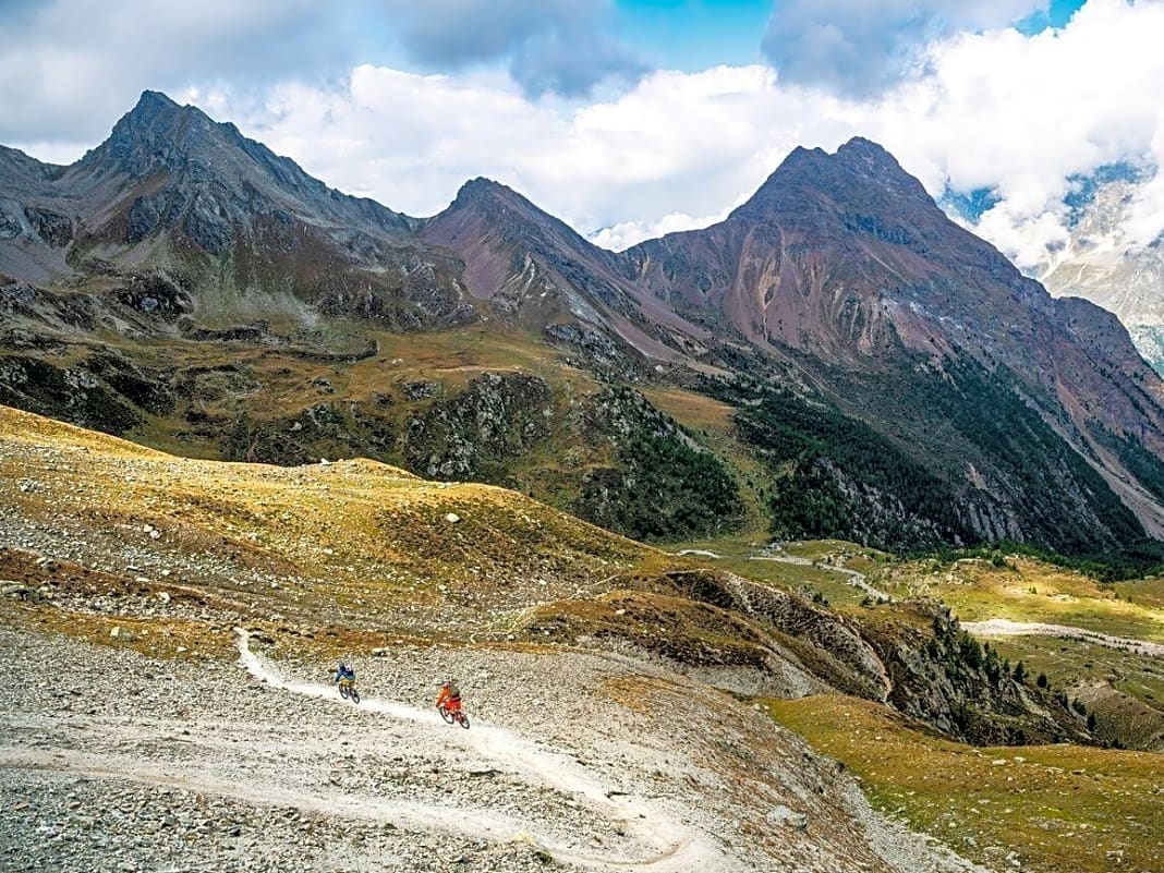 Shutteln – pedalieren – tragen. Doch wenn der Trail-Einstieg im Aostatal mal erreicht ist, steht dem Mont-Blanc-Panorama nichts mehr im Wege. Und einer episch langen Abfahrt erst recht nicht.