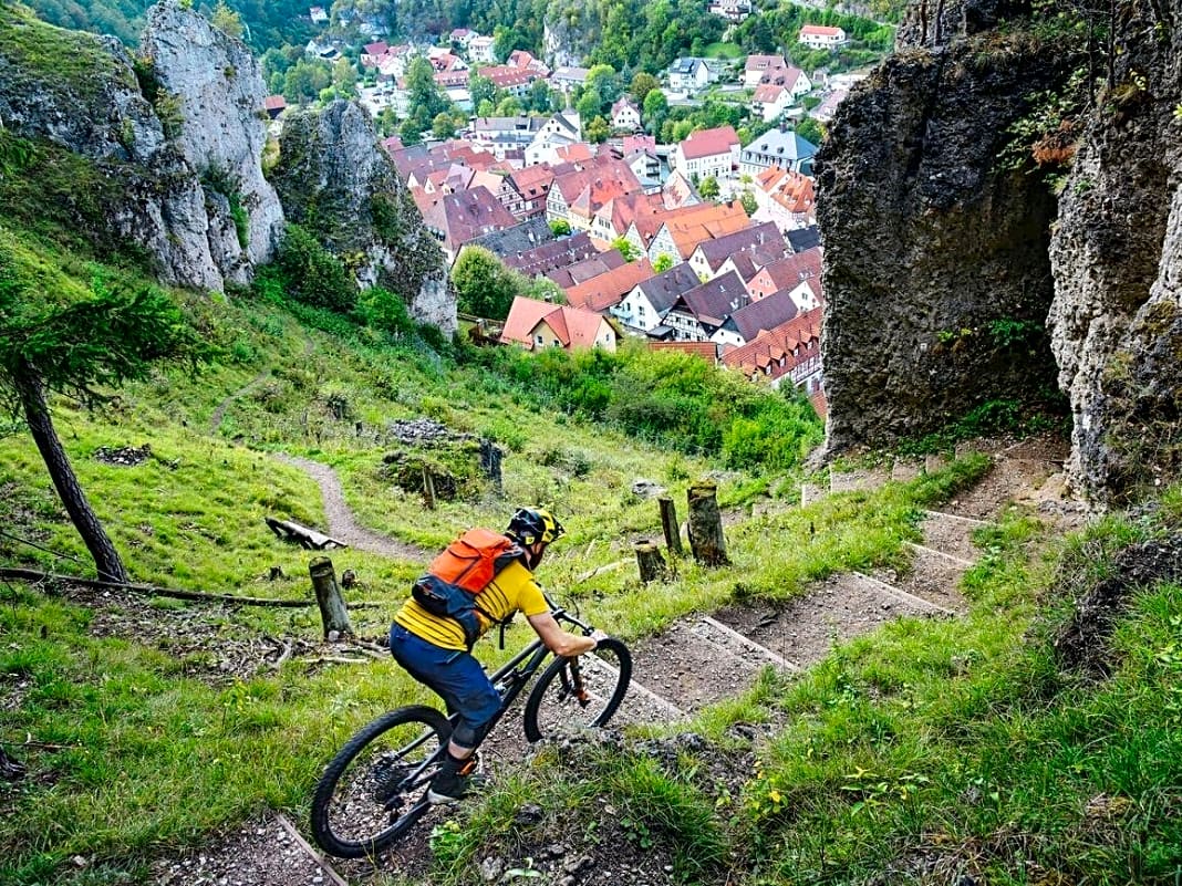 Nürnbergs Klettergarten: Die Fränkische Schweiz ist eine Bilderbuchlandschaft voller Burgen, Fachwerkhäuser und Brauereien – und das Mekka der Freeclimber. Mountainbiker kommen auch, aber sie kriegen nichts geschenkt – es geht zur Sache.