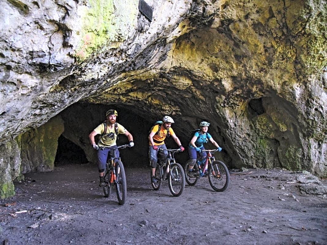 Das Frankenjura ist von Tropfsteinhöhlen durchlöchert wie ein Maulwurfsbau. Hier tummeln sich nicht nur die Höhlenforscher. Die Oswaldhöhle kann man sogar mit dem Bike durchqueren.