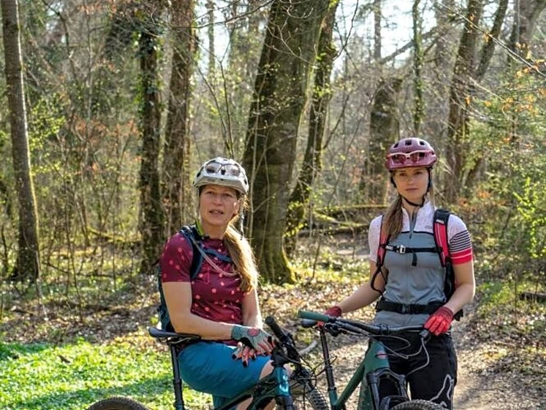BIKE-Redakteurin Gitta Beimfohr (links) und

 Testfahrerin Laura Merk waren sichtlich angetan von der Leistung der neuen Frauen-Bikes. 