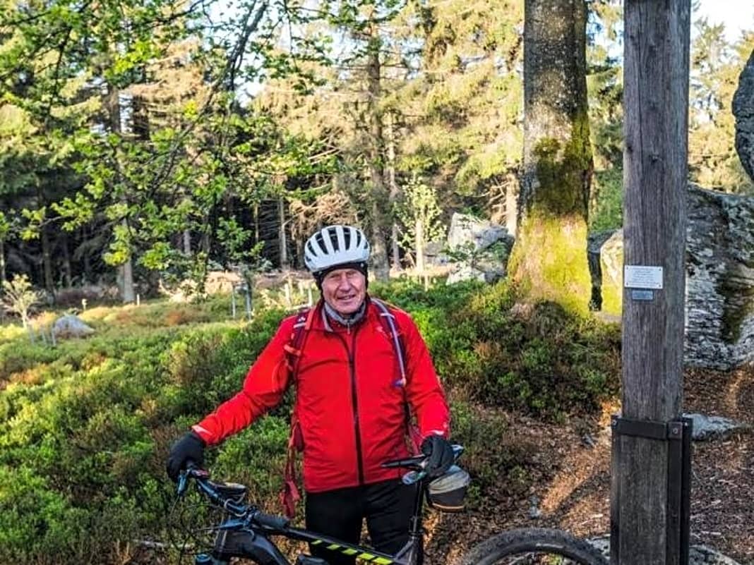 Peter Klar (78), Guide aus Straubing:  Einst verkaufte er im eigenen Laden Herrenanzüge unten im Donautal, dann machte er sich mit dem Bike immer öfter auf in den "Woid". Inzwischen gilt Peter als der Hausmeister von Sankt Englmar. Kaum einer kennt die Trails hier oben im Bayerwald besser als der 78-Jährige.