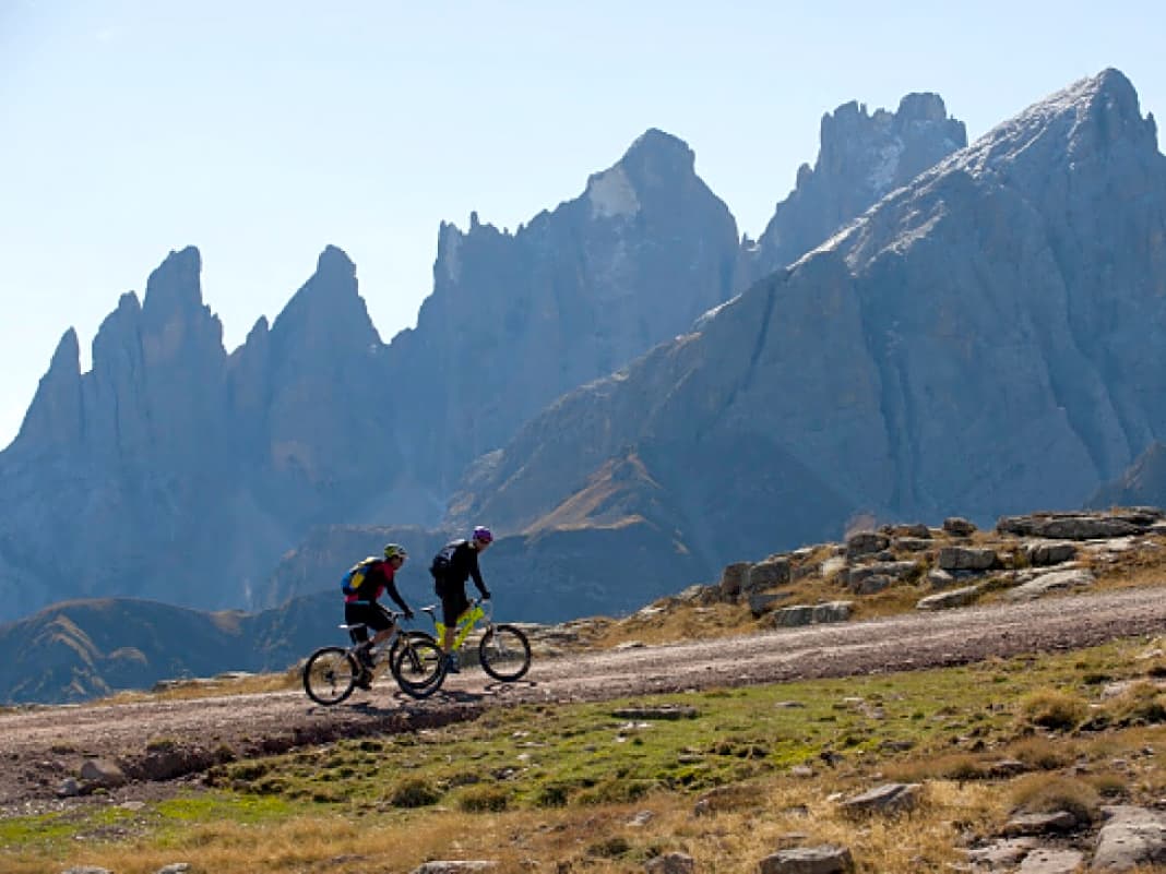 Das Panorama lässt die Anstrengungen des Aufstieges vergessen: am Passo Valles, am Fuße der schroffen Pala-Gruppe.