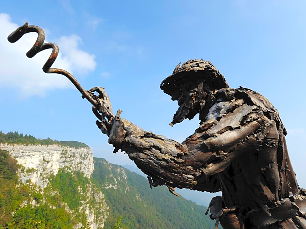 Eine Gipfel-Statue aus Original-Granatsplittern am Monte Cengio.