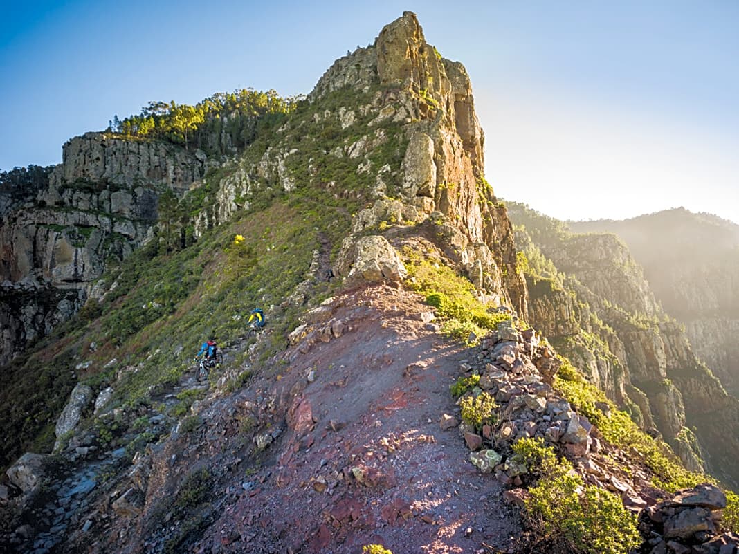 Trans Gran Canaria: Loses Geröll und griffiges Vulkangestein. Die streitbarsten Widersacher aber sind Dornen und messerscharfe Felsen. 